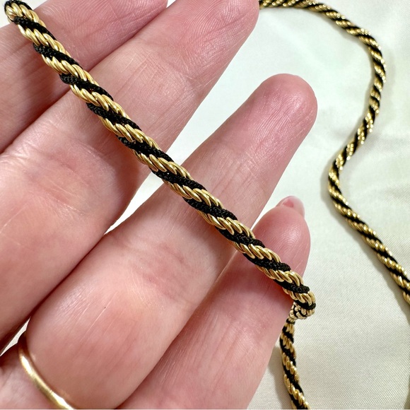 Vintage roped Trifari black and gold plated necklace in near mint condition. - Picture 4 of 6